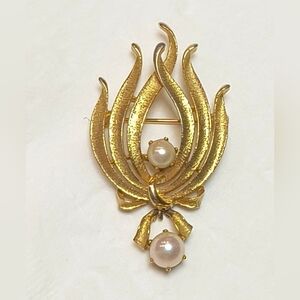 Vintage Beautiful Lisner Gold Tone Pearl Dangle Brooch